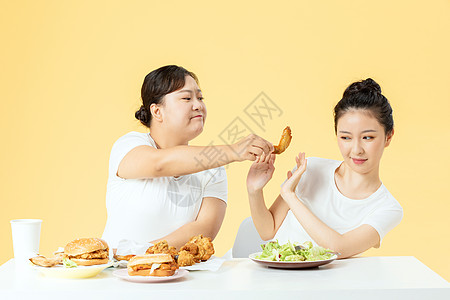 年轻美女拒绝高热量食物高清图片