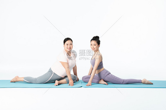 胖瘦姐妹一起做瑜伽图片