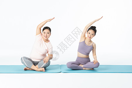 胖瘦姐妹一起做瑜伽图片