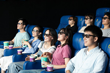 迷你影院看3D电影的青年们背景