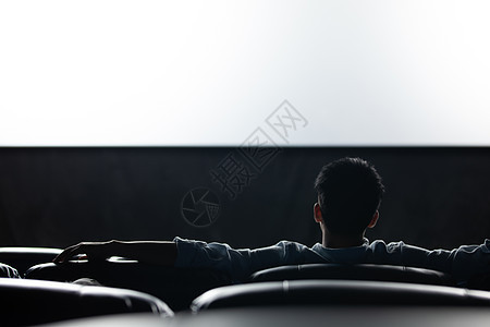 孤独男性独自看电影图片
