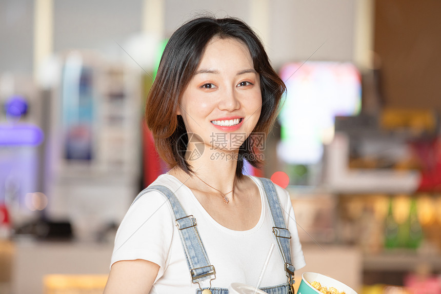 电影院门口的可爱美女图片