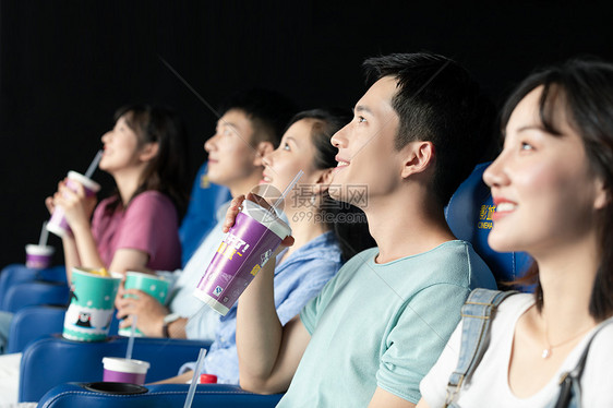 青年朋友在影院看电影图片