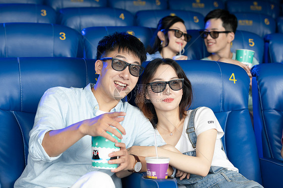 年轻情侣在影院看3D电影图片