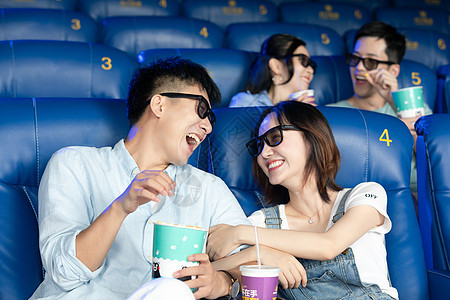 年轻情侣在影院看3D电影图片