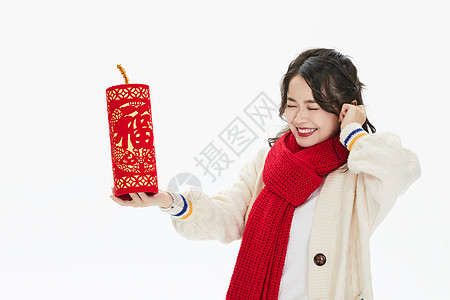 年轻美女拿炮竹贺新年图片