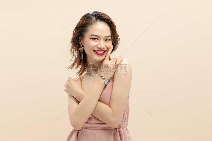 青春活力女性戴着手链图片