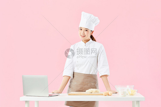 居家女性制作面包图片