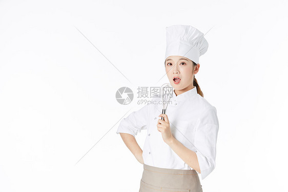 女面点师手拿打蛋器嗨歌图片