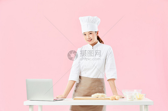 女面点师看电脑教程制作面包图片