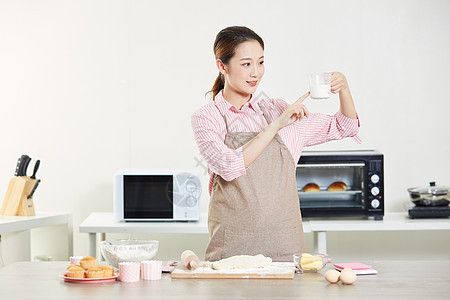 居家女性在厨房制作面包图片