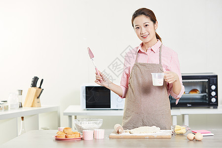 居家女性在厨房制作面包图片