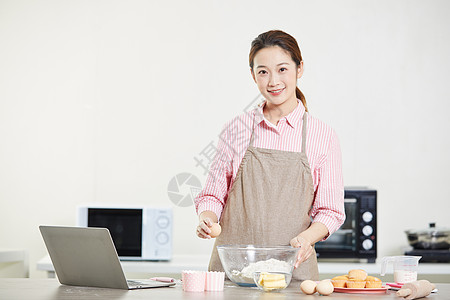 居家美女打鸡蛋制作面包图片