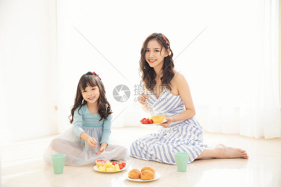 居家母女吃水果图片