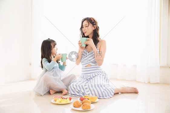 居家母女一起喝酸奶图片