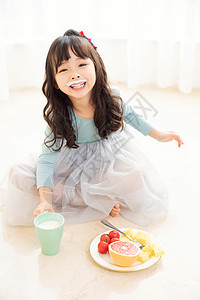 居家儿童喝酸奶图片
