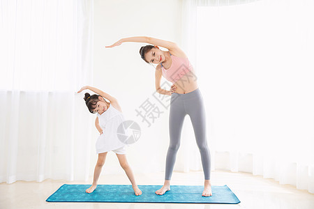 居家母女运动瑜伽图片