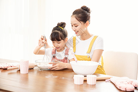 居家母女做面包图片