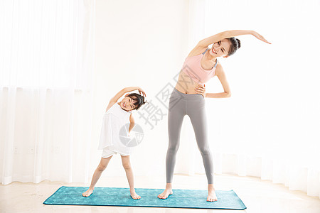 居家母女健身瑜伽图片