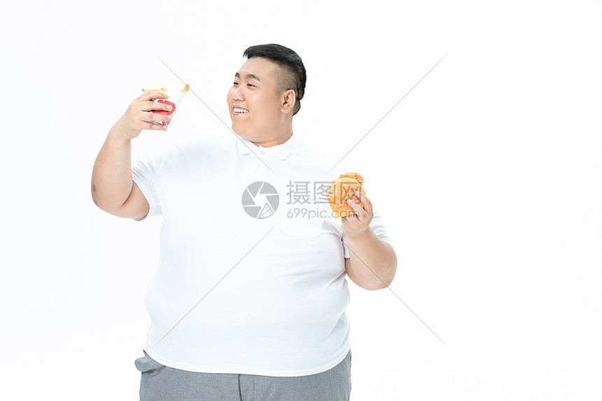 青年肥胖男性吃汉堡和薯条图片