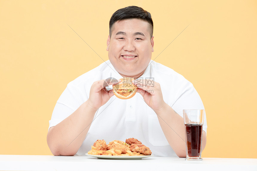 青年肥胖男性吃炸鸡图片