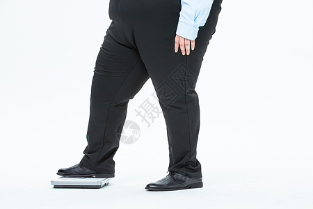 肥胖商务男性称体重图片