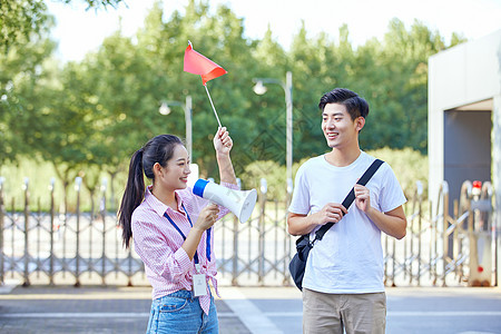 女导游给游客介绍景点图片