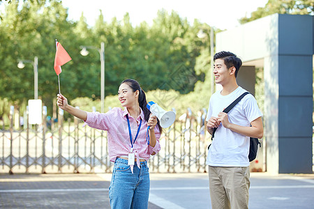 女导游给游客介绍景点图片