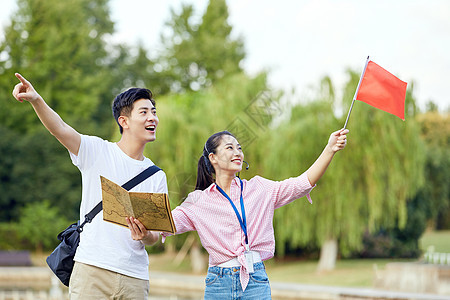 女导游给游客介绍景点背景图片