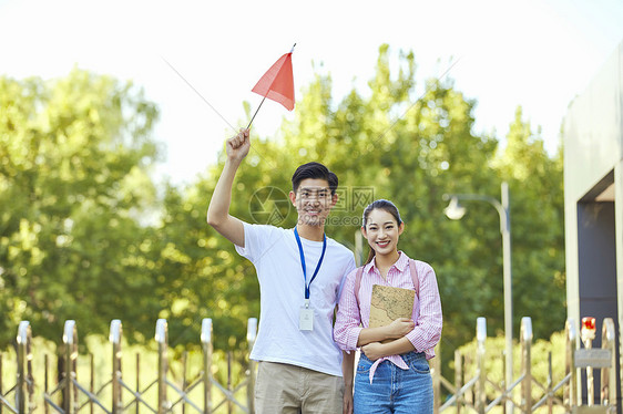 男导游和游客合影图片