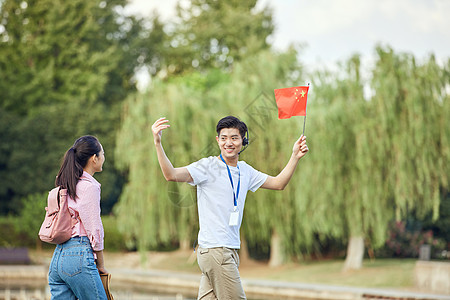 男性导游给游客做介绍图片