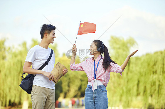 女导游向游客介绍景点图片