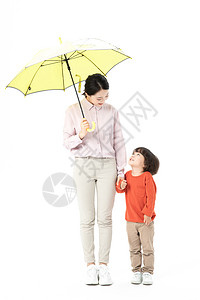妈妈儿子一起打伞图片