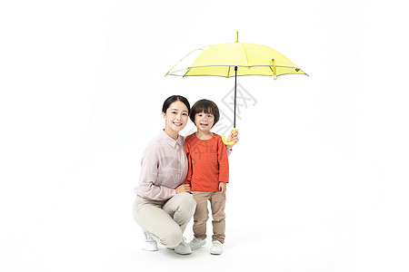 妈妈儿子一起打伞背景图片