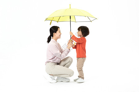 妈妈儿子一起打伞图片