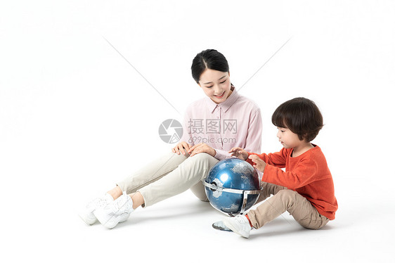 儿童幼教老师带学生看地球仪图片