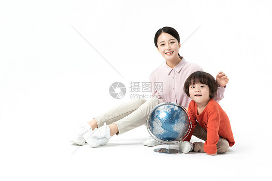 儿童幼教老师带学生看地球仪图片