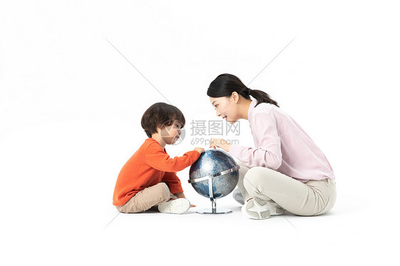 儿童幼教老师带学生看地球仪图片