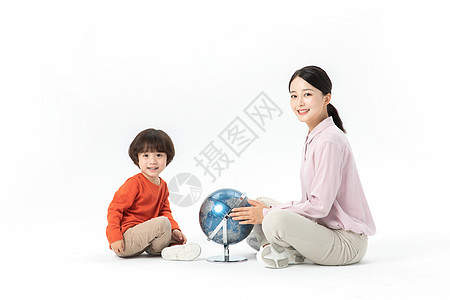 儿童幼教老师带学生看地球仪背景图片