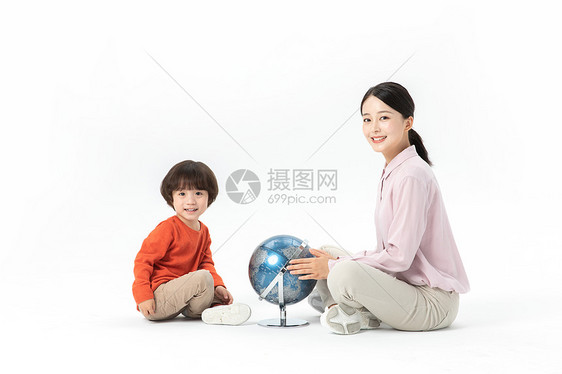 儿童幼教老师带学生看地球仪图片