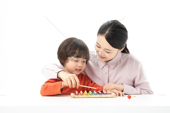 儿童幼教老师带学生玩手敲琴图片