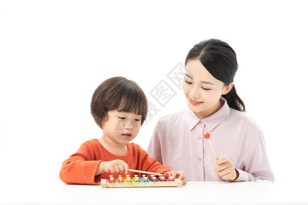 儿童幼教老师带学生玩手敲琴图片