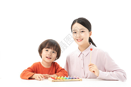 儿童幼教老师带学生玩手敲琴图片