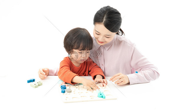 儿童幼教老师带着学生玩数字积木图片