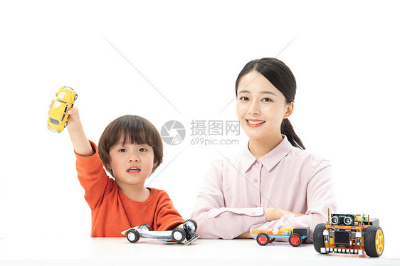 儿童幼教老师带着学生玩汽车模型图片