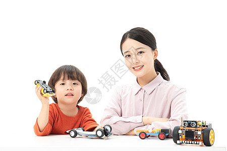 儿童幼教老师带着学生玩汽车模型背景图片