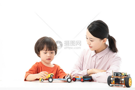 儿童幼教老师带着学生玩汽车模型图片