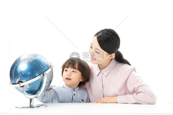 儿童幼教老师带学生看地球仪图片