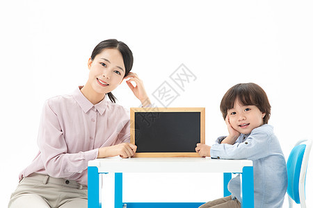 儿童幼教老师和学生拿着黑板图片