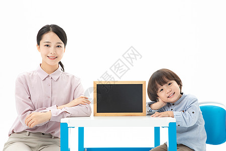 儿童幼教老师和学生拿着黑板图片